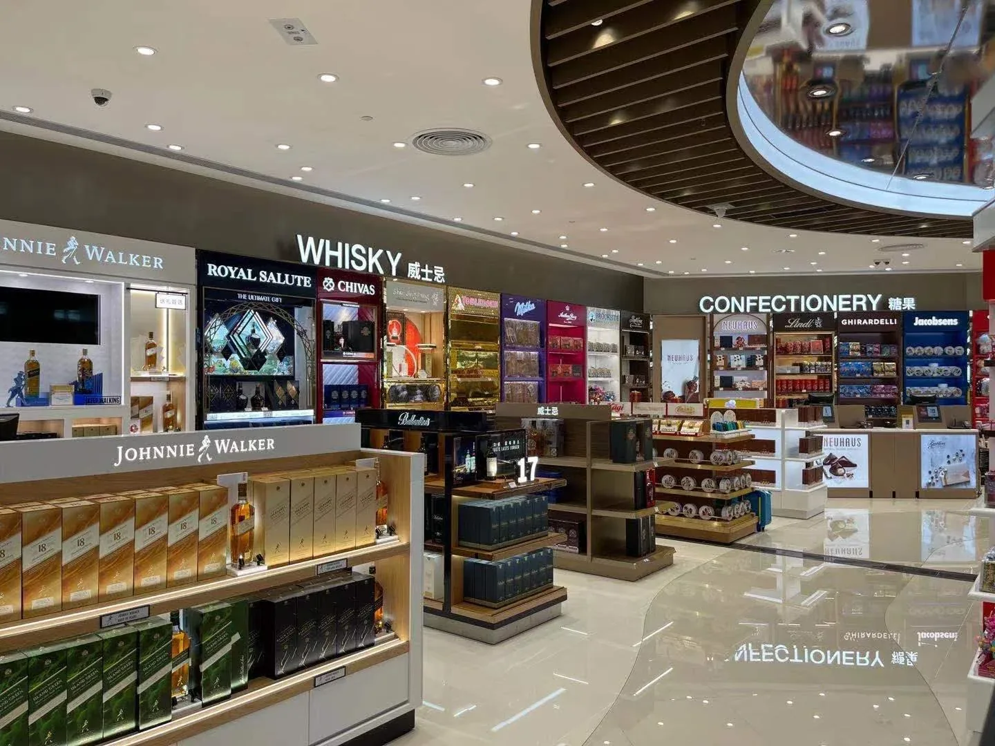 新罗 iPark 免税店 — 品牌岛台